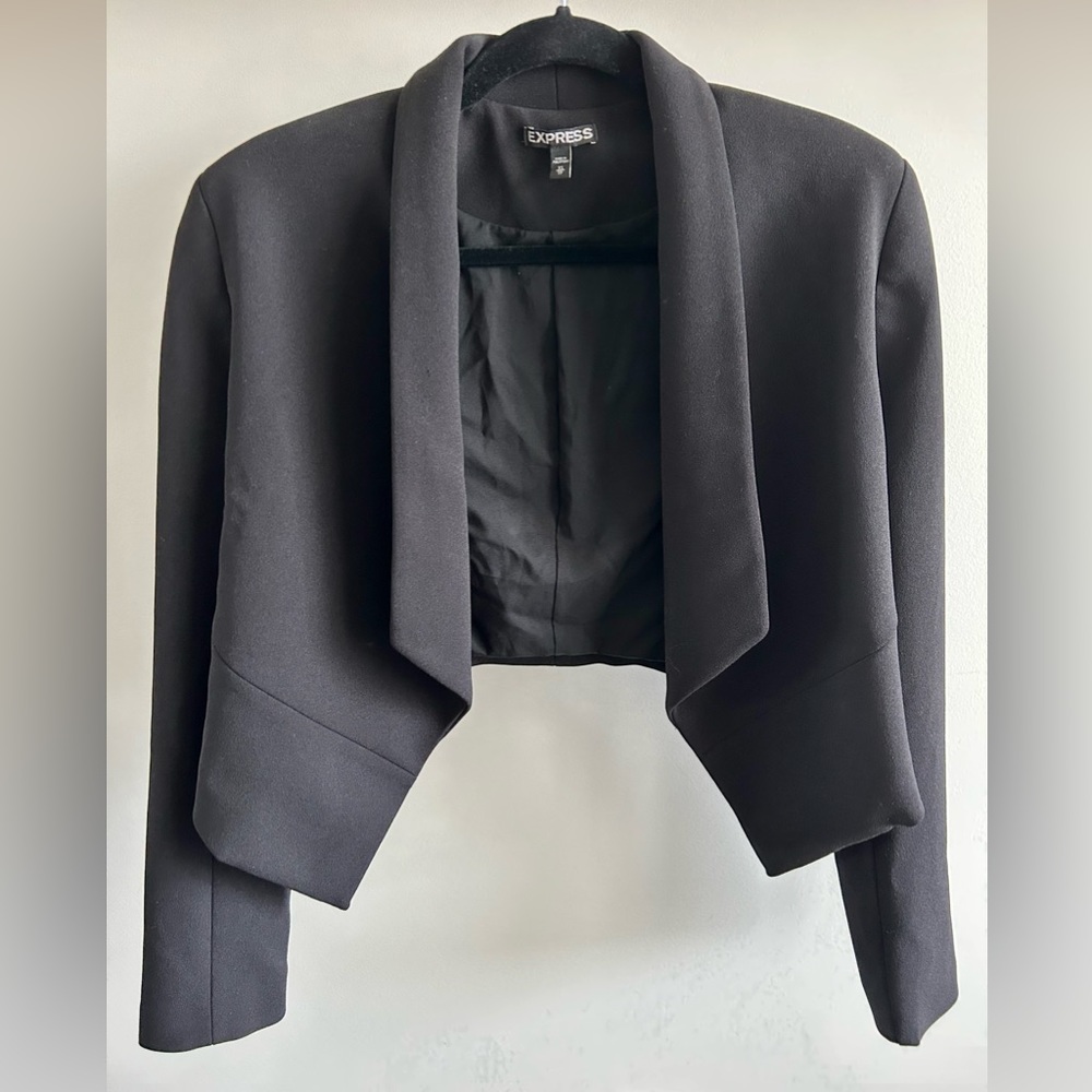 Black cropped fitted blazer